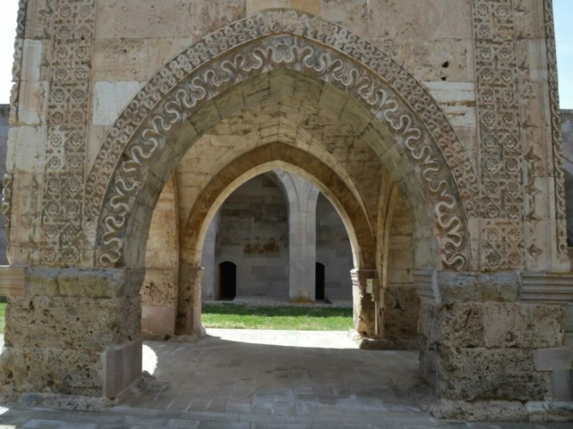 über dem Bogen treffen sich zwei Schlangen