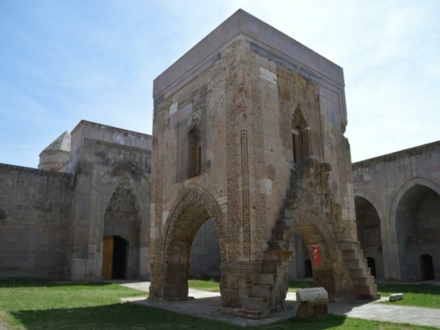 Die Moschee in der Mitte